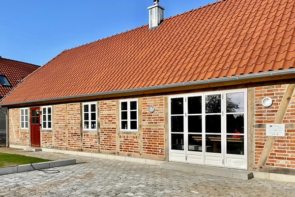 Die sanierte Kalkhorster Traditionsscheune. Ein Rotklinker-Bau mit Fachwerk und weißen Fenstern